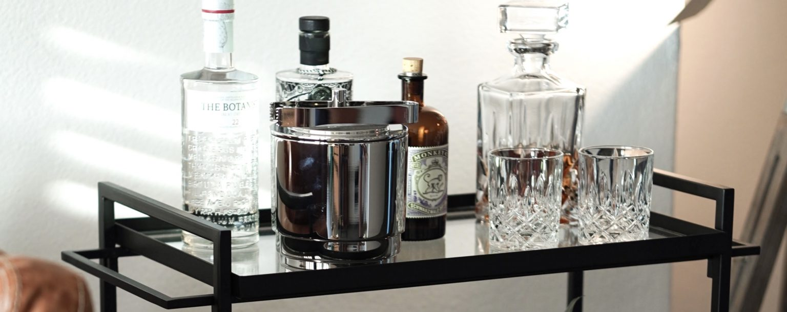 Stilvoll dekorierter Barwagen im Wohnzimmer