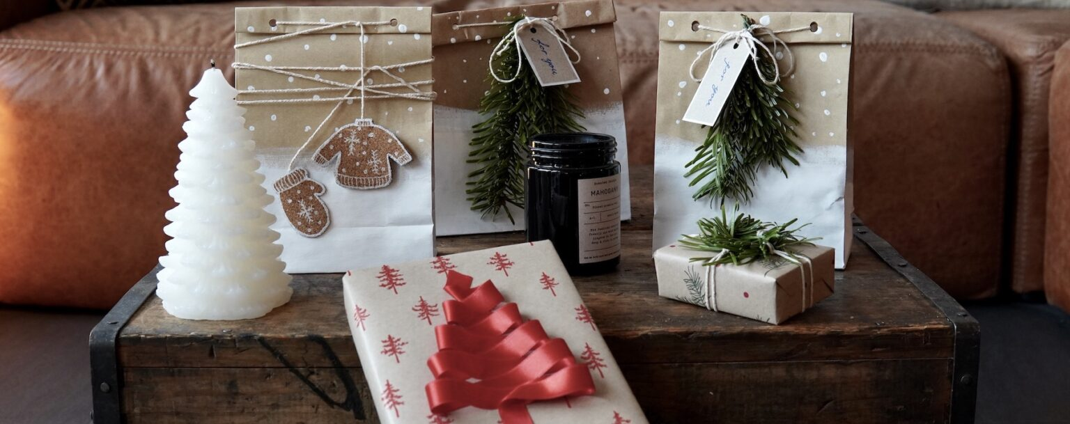 Schön verpackte Weihnachtsgeschenke mit natürlichen Materialien