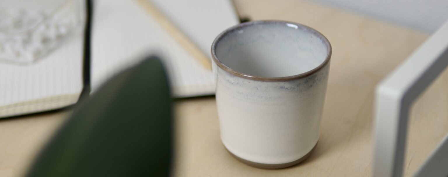 Moderner Heimarbeitsplatz mit gutem Licht und ergonomischem Stuhl