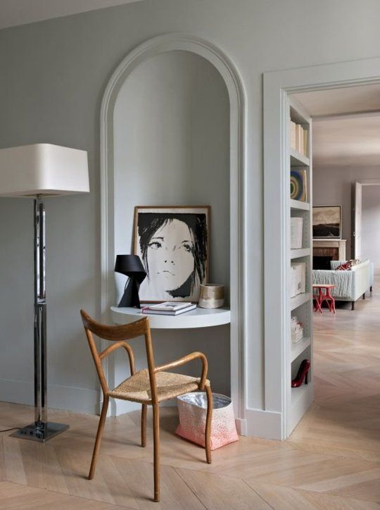 Arbeitsplatz integriert in die Wand