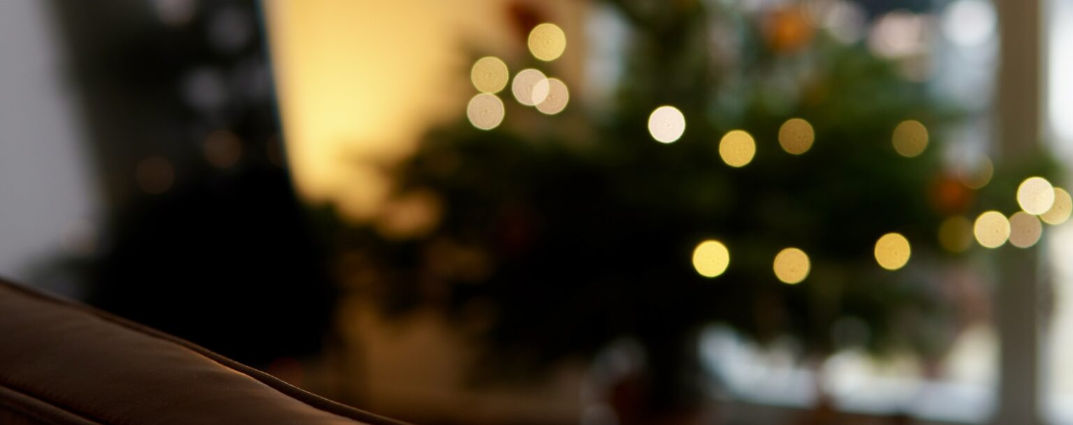 Minimalistisch dekorierter Weihnachtsbaum mit natürlichen Schmuckelementen