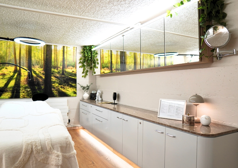 Modernes Beauty Studio mit natürlichen Elementen und stilvollem Interior Design