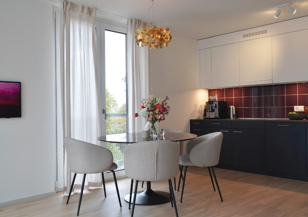 Projekt blumige Neubauwohnung Esszimmer runder Tisch