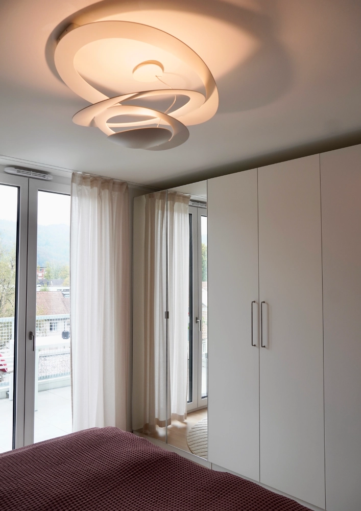 Projekt blumige Neubauwohnung Schlafzimmer Lampe