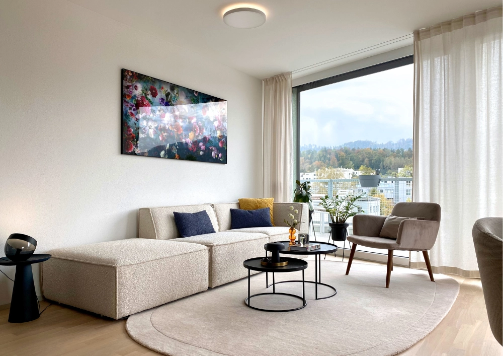 Helles Wohnzimmer in Neubauwohnung mit floralen Akzenten und beigen Farbtönen