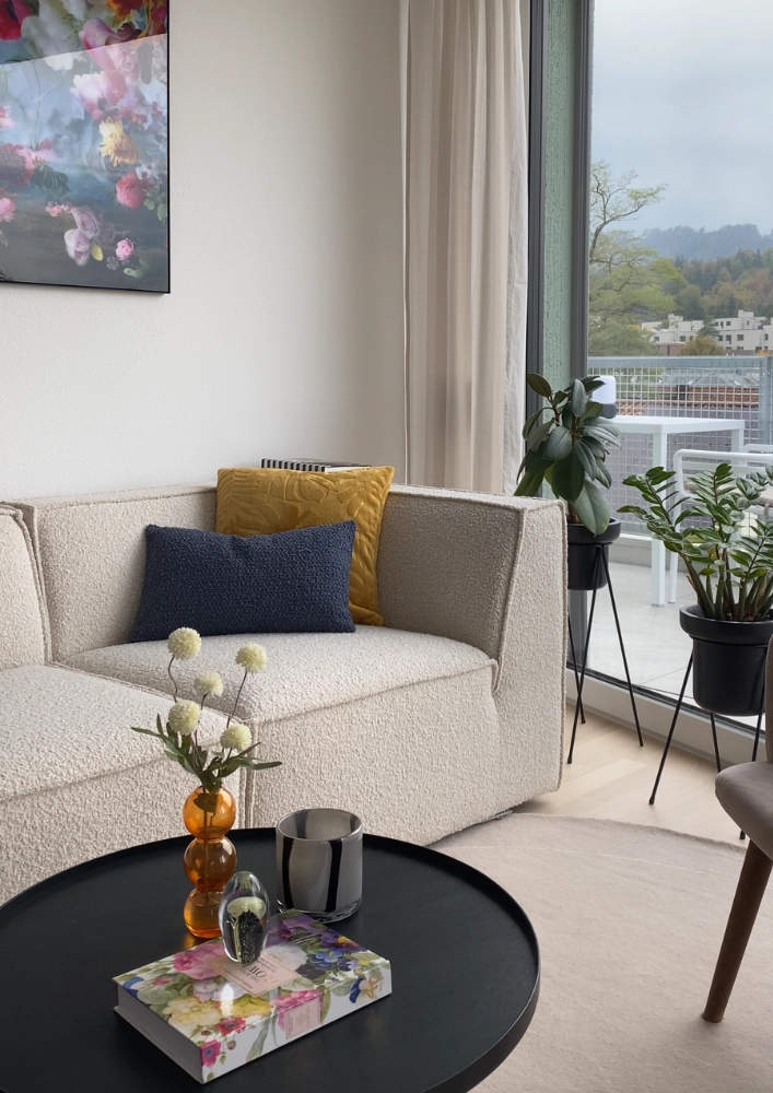 Projekt blumige Neubauwohnung Wohnzimmer Sofa