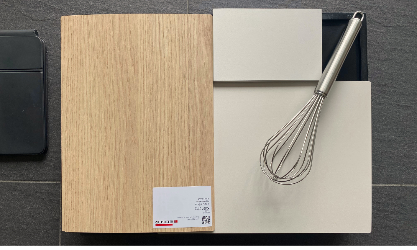 Materialboard für Küchenrenovierung mit Farb- und Materialwahl in Erdtönen