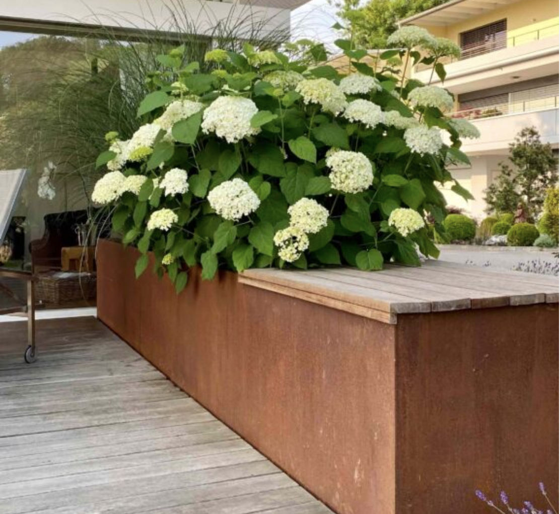 Massgeschneiderter Garten mit Hochbeet und gemütlicher Sitzbank