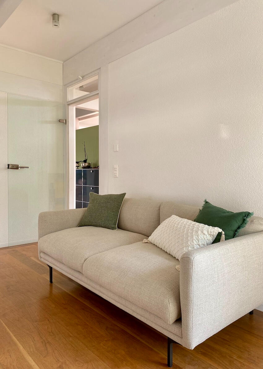 Moderner, freundlicher Eingangsbereich mit stilvollem Design