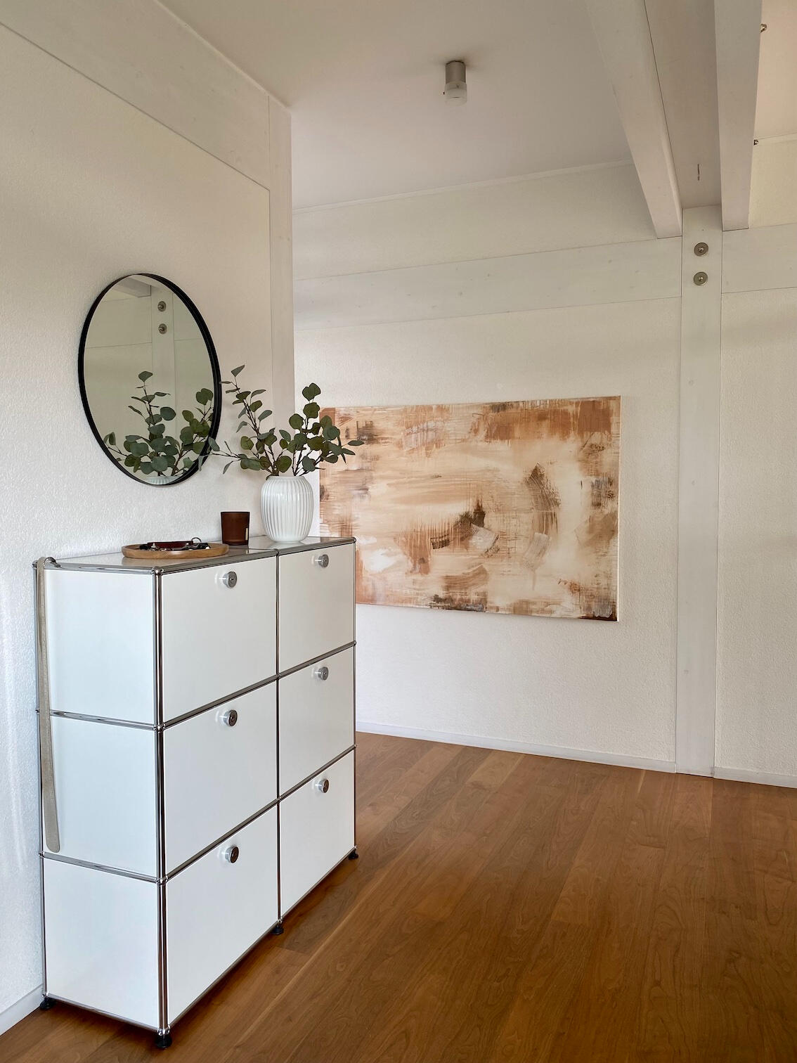 USM Haller Moebel im Eingangsbereich fuer einen schlichten und modernen Look, perfekt fuer die versteckte Aufbewahrung von Sachen.