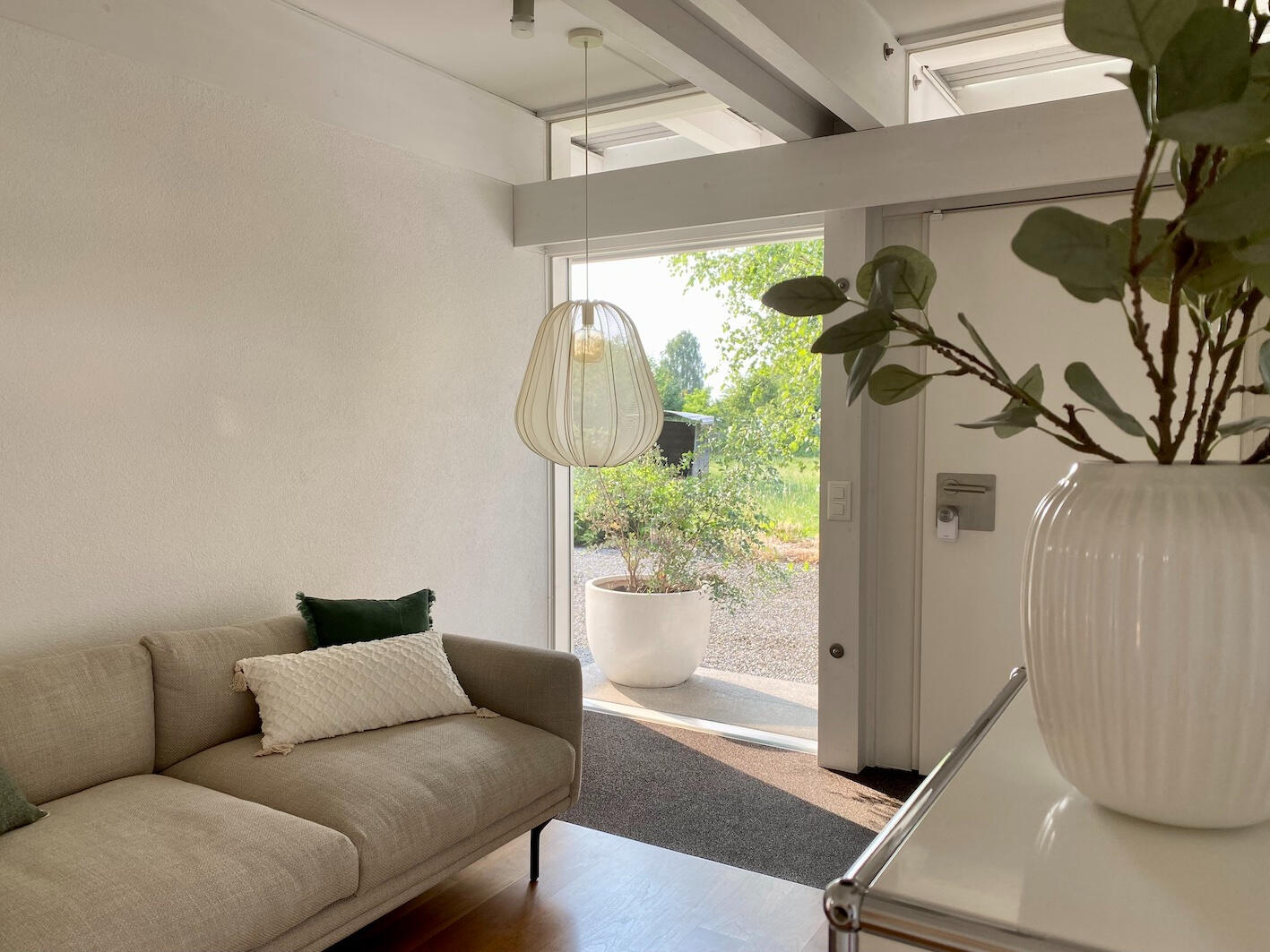 Tief haengende Lampe als Hingucker beim Eindunkeln oder in der Nacht.