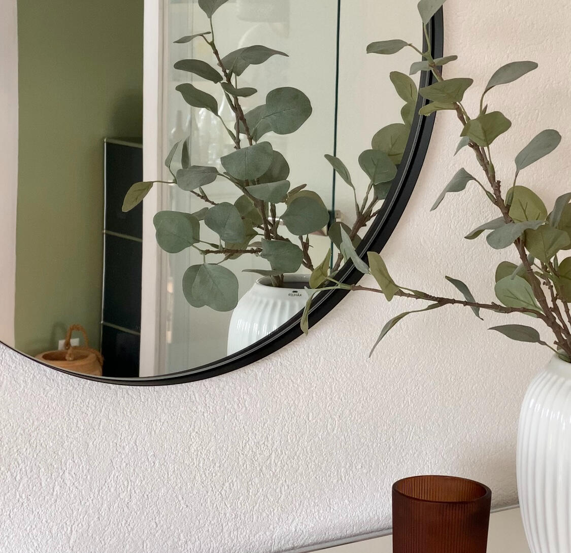 Schlichter modernen Spiegel im Skandi-Look als Accessiore.