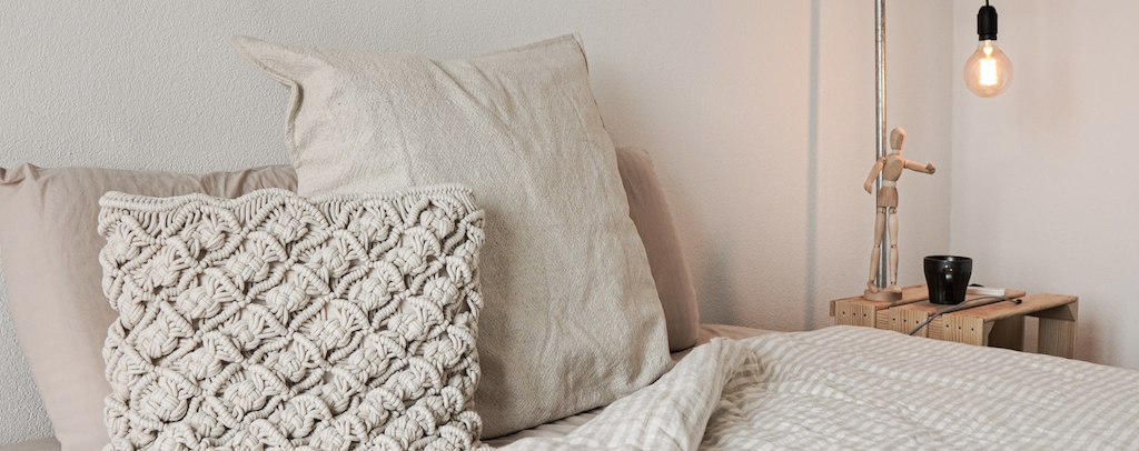 Ruhiges, gemütlich eingerichtetes Schlafzimmer für erholsamen Schlaf