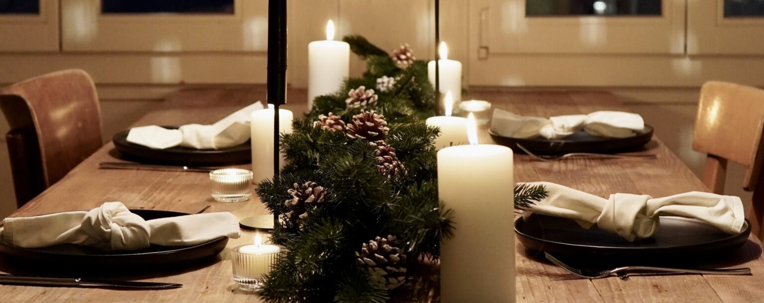Weihnachtlich gedeckter Tisch mit festlicher Dekoration 2023