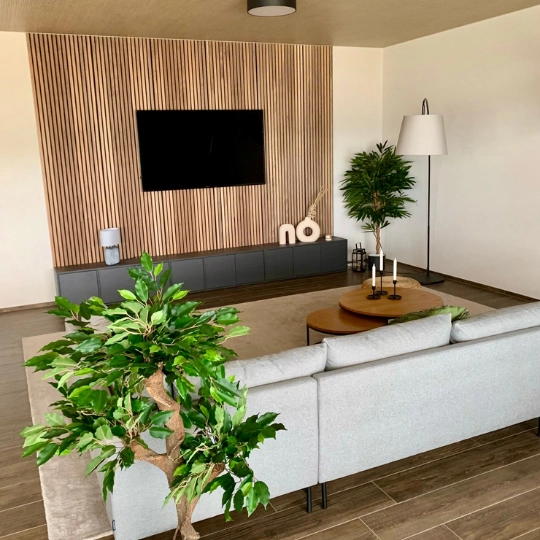 Wohnzimmer im modernen Chalet Stil mit natürlichen Materialien und Dekoration.