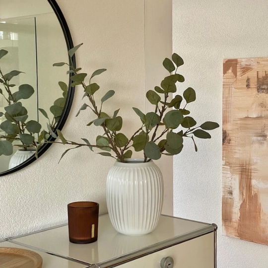 Dekoration im modernen Eingangsbereich bringt Natürlichkeit in den Raum.