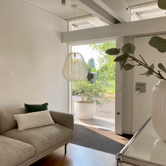 Moderner Eingangsbereich heisst Gäste herzlich willkommen.