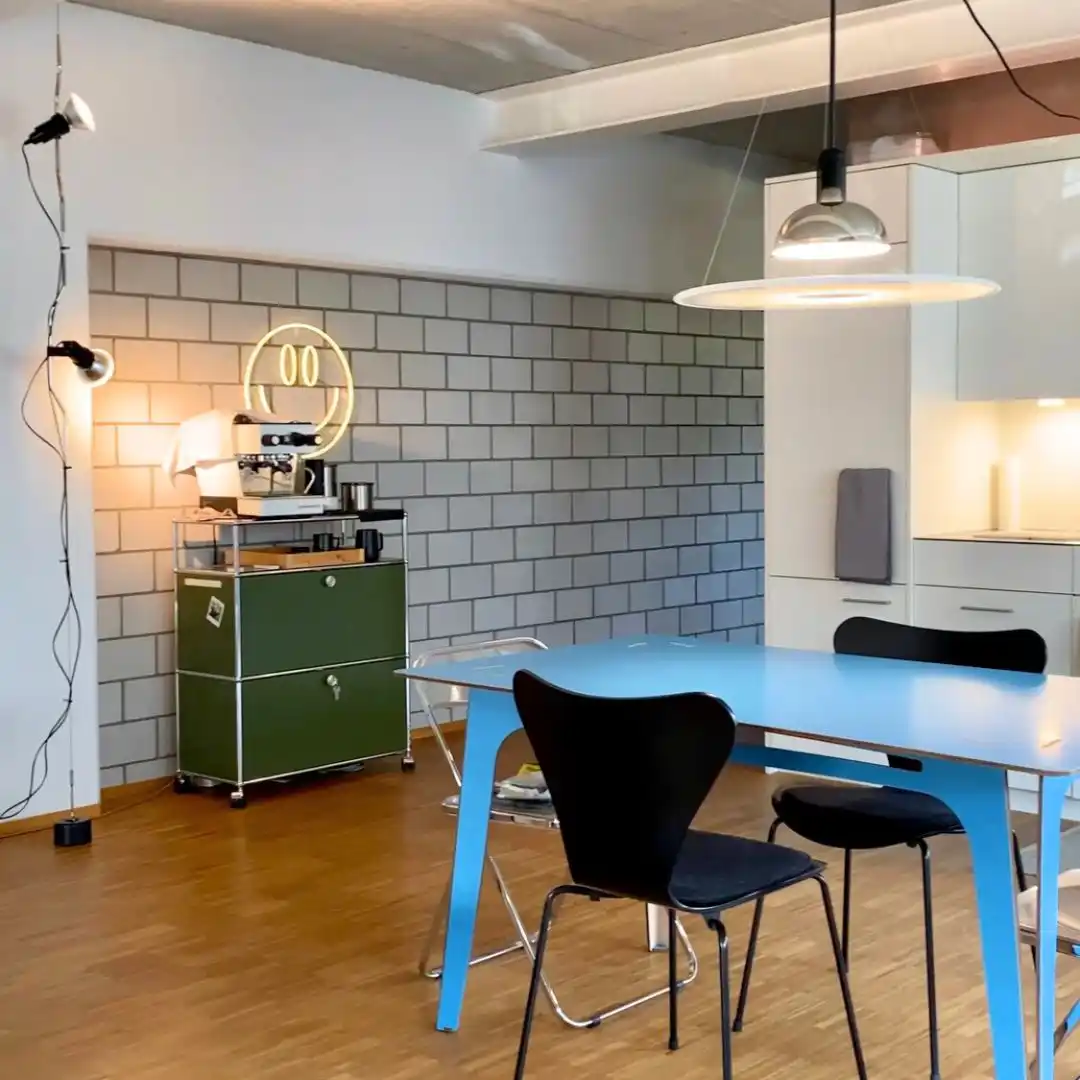 Esszimmer im industrial Stil und bunten Farben