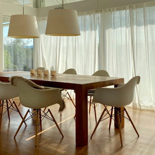 Moderner Essbereich mit Design Stühlen und neutralen Farben.