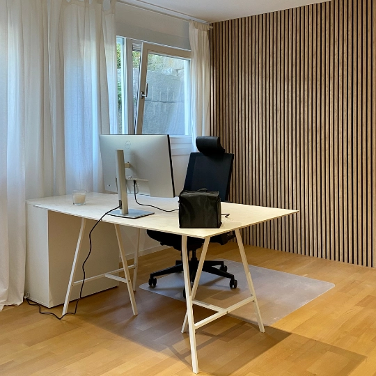 Büro Wandgestaltung mit Holzpaneelen.