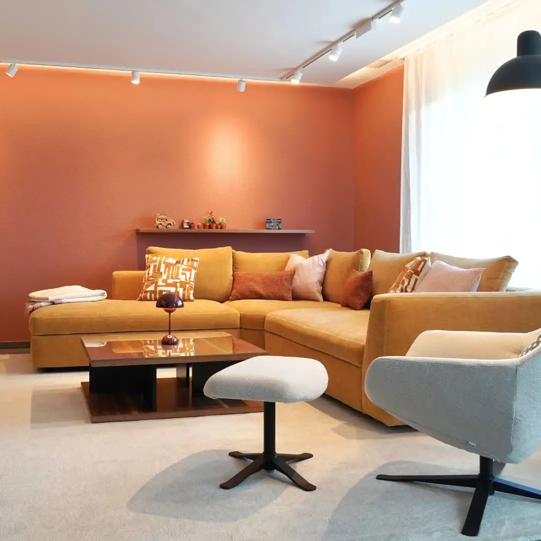 Wohnzimmer in warmen Farben und grossem Sofa
