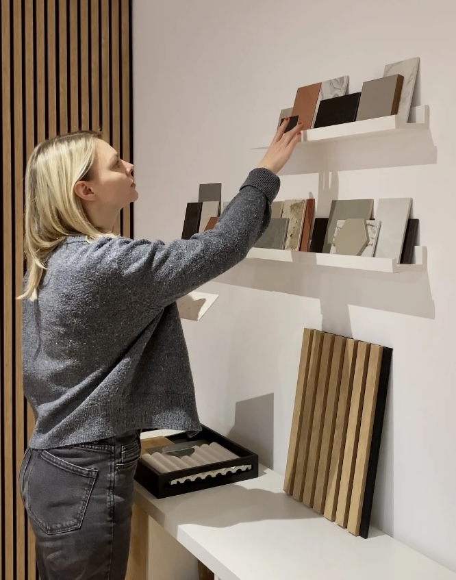 Leonie Bonnemeier bei der Arbeit an einem Farb- und Materialkonzept